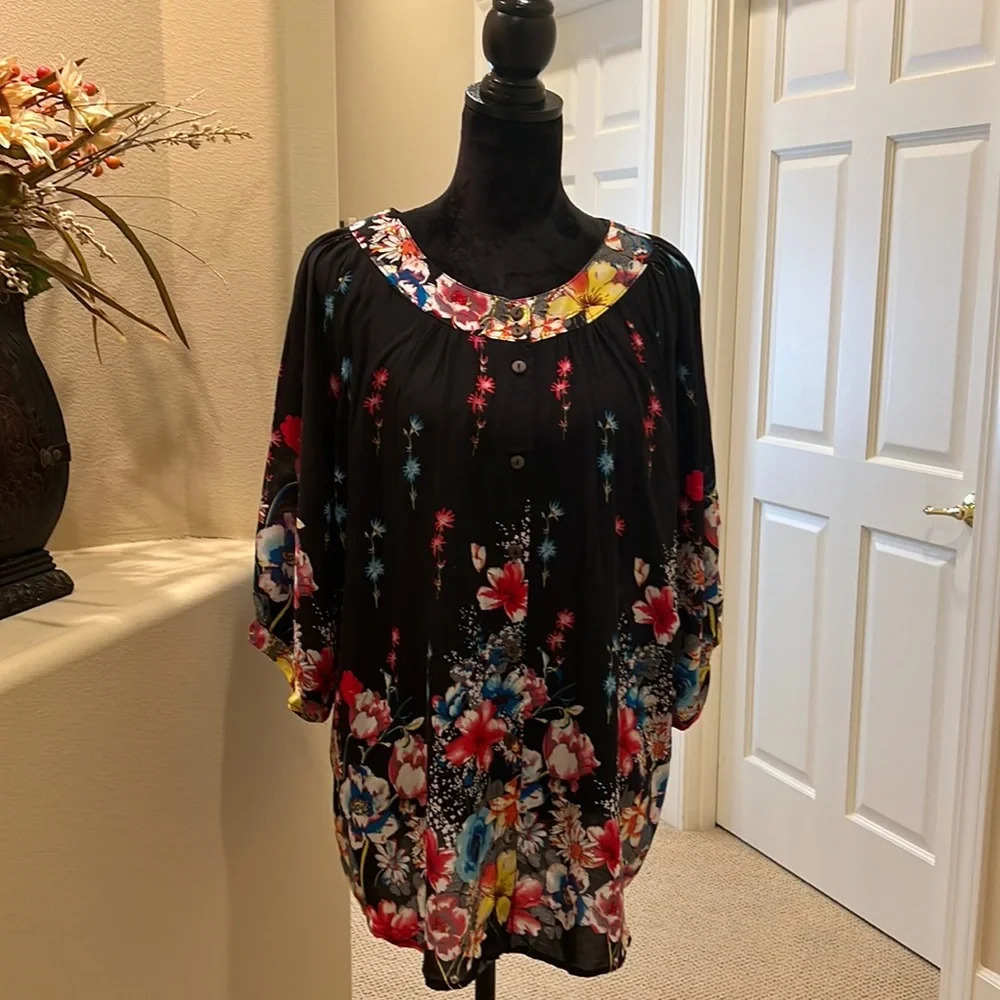 Black Floral Top‎